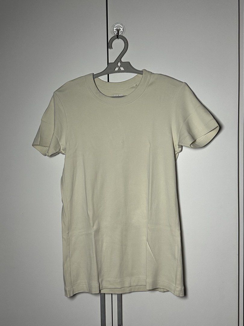 Uniqlo Crew Neck (Category: Shirts) located in Porac. Submitted by poimd_ (Listing ID 1459940032, Image 1). Description: small .