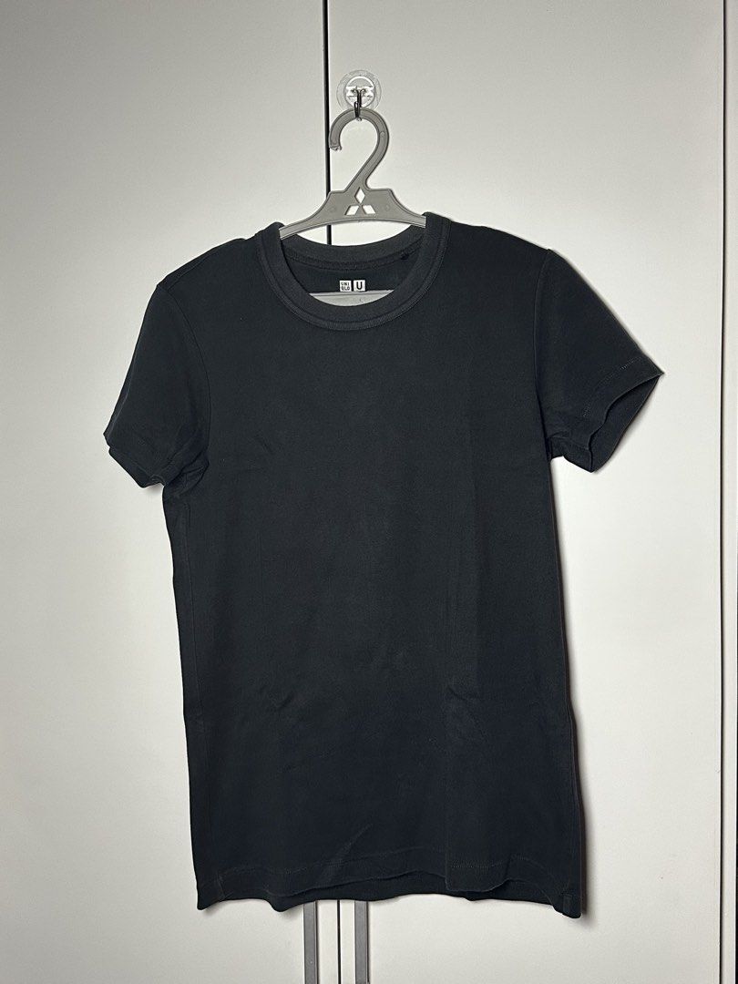 Uniqlo Crew Neck (Category: Shirts) located in Porac. Submitted by poimd_ (Listing ID 1459940607, Image 1). Description: medium.