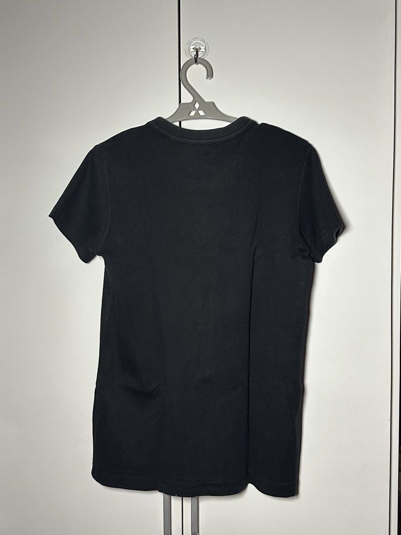 Uniqlo Crew Neck (Category: Shirts) located in Porac. Submitted by poimd_ (Listing ID 1459940607, Image 2). Description: medium.
