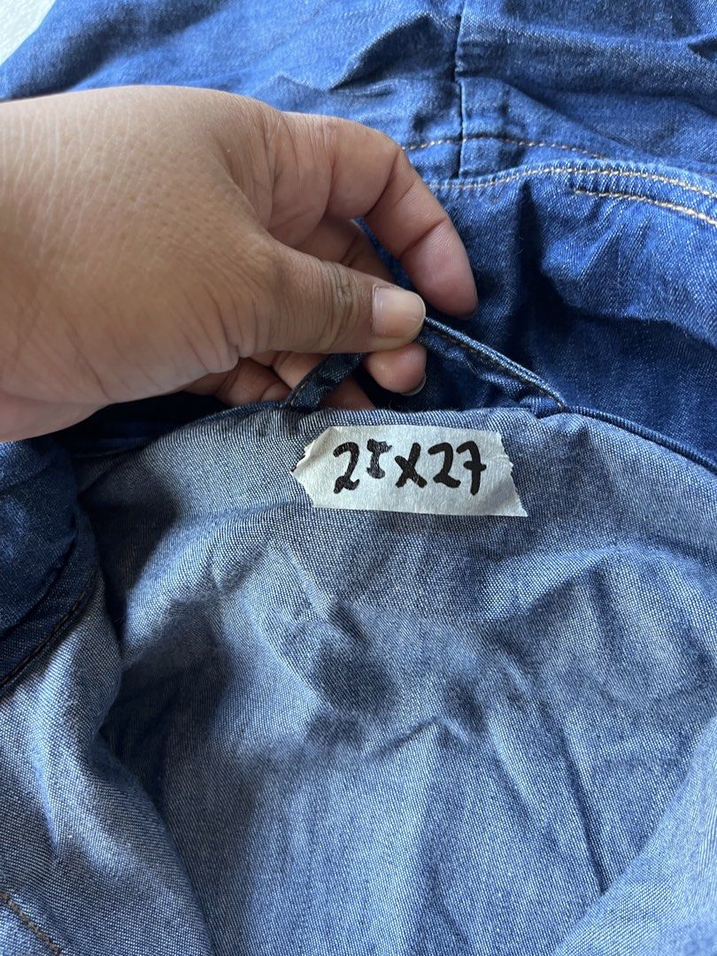 Uniqlo demin jacket (Category: Coats, Jackets and Outerwear) located in Baler. Submitted by shneyy (Listing ID 1460034383, Image 3). Description: Unisex Dimes:25x 27.