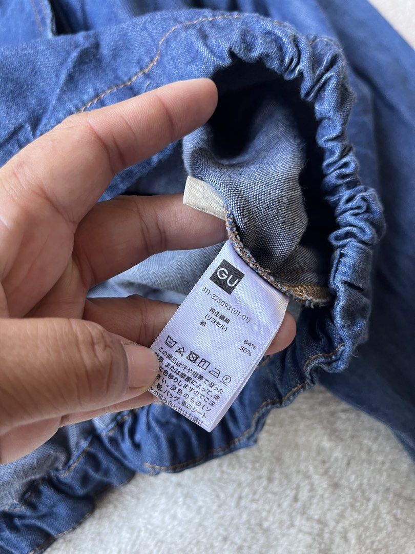 Uniqlo demin jacket (Category: Coats, Jackets and Outerwear) located in Baler. Submitted by shneyy (Listing ID 1460034383, Image 2). Description: Unisex Dimes:25x 27.