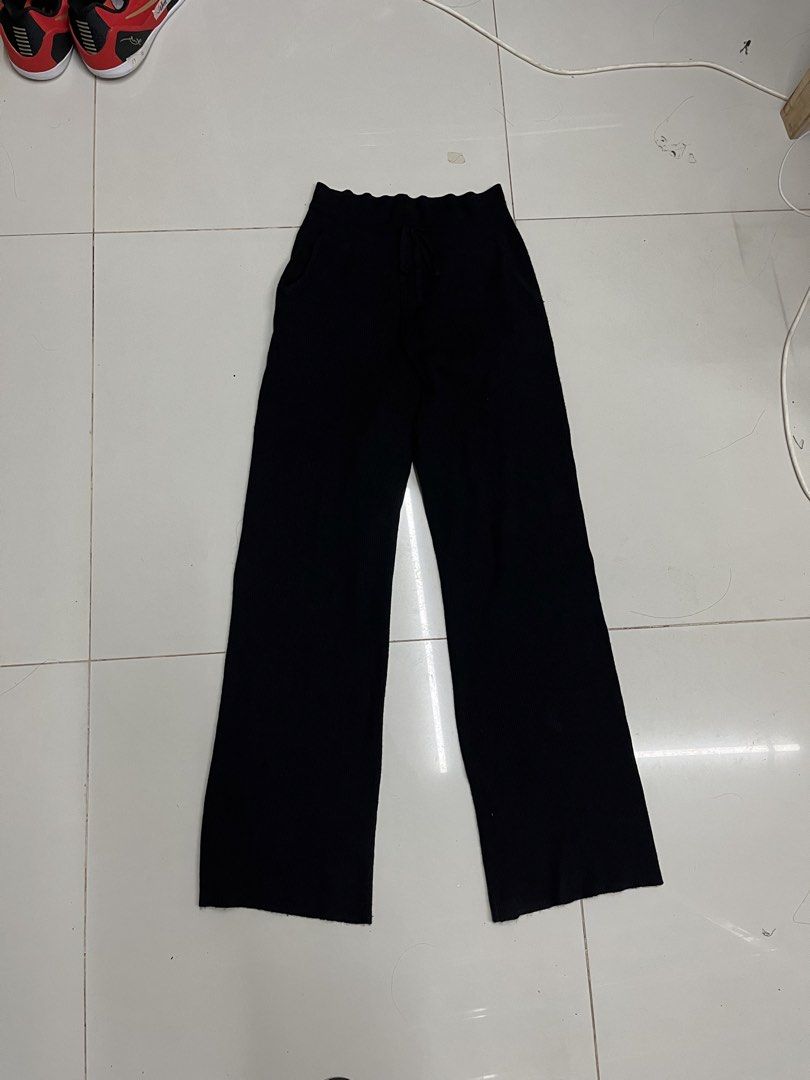 Uniqlo knit ribbed pants (Category: Other Bottoms) located in Floridablanca. Submitted by common.room (Listing ID 1459903899, Image 1). Description: last price been used a few times it’s cotton so may himulmol.