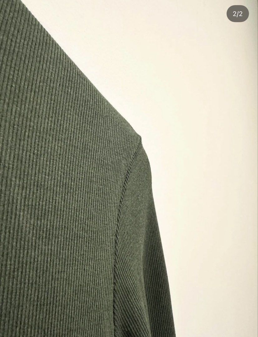 UNIQLO long sleeves (moss green) (Category: Coats, Jackets and Outerwear) located in Marikina City. Submitted by dr_thrifty (Listing ID 1459994864, Image 2). Description: W 16” L 22.5”.