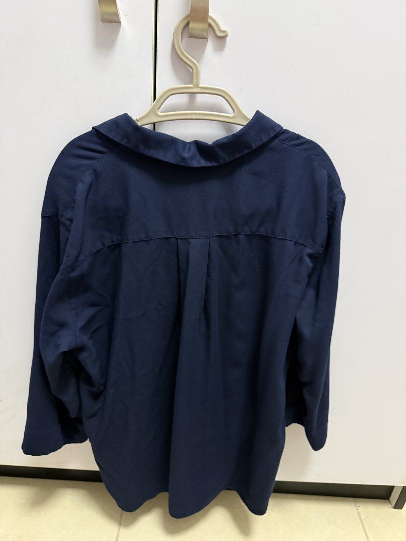 Uniqlo Navy Blue Collared Shirt (Category: Shirts) located in Quezon City. Submitted by yaniekl (Listing ID 1460067064, Image 2). Description: - Brand: Uniqlo - Color: Navy Blue - Neckline: Collared with V-cut opening - Sleeves: Three-quarter length - Fit: Relaxed - Style: Versatile for casual or work attire - Pairing: Easy to match with various outfits.