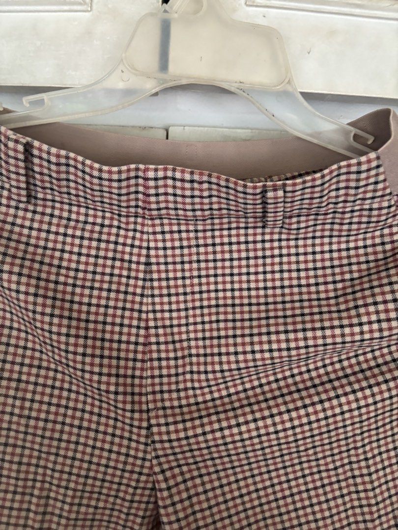 UNIQLO Plaid Pants Size M (Category: Other Bottoms) located in Cainta. Submitted by doverparfum (Listing ID 1459943873, Image 2). Description: - Uniqlo Plaid Pants - Size: Medium (M) - Waist: Fits 63-69cm - Hips: Fits 88-94cm - Material: Polyester, Rayon, Spandex, Nylon - Features: Elasticated waistband (back), Straight leg cut - Style: Great for casual wear.