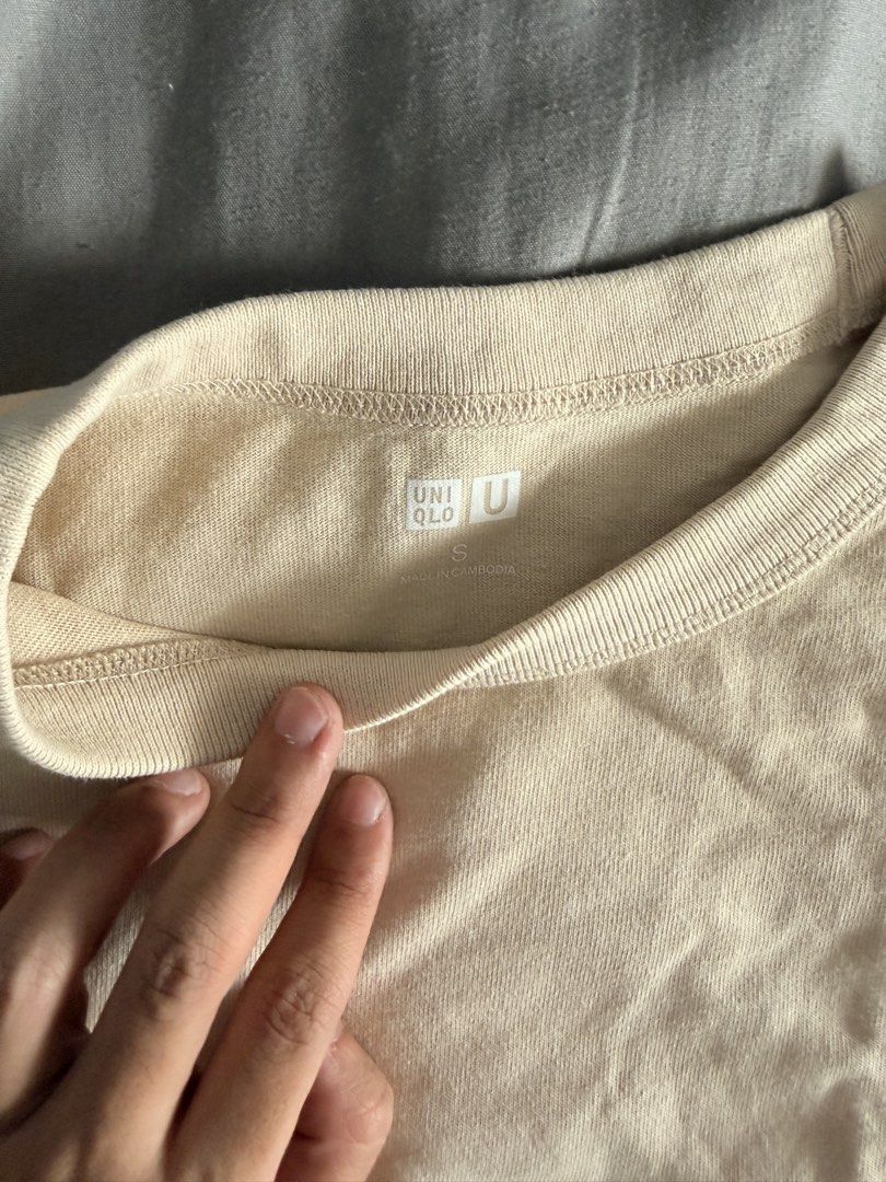 Uniqlo plain shirt (Category: Tshirts & Polo Shirts ) located in Manila. Submitted by ellede32655 (Listing ID 1459973571, Image 1). Description: Size small.