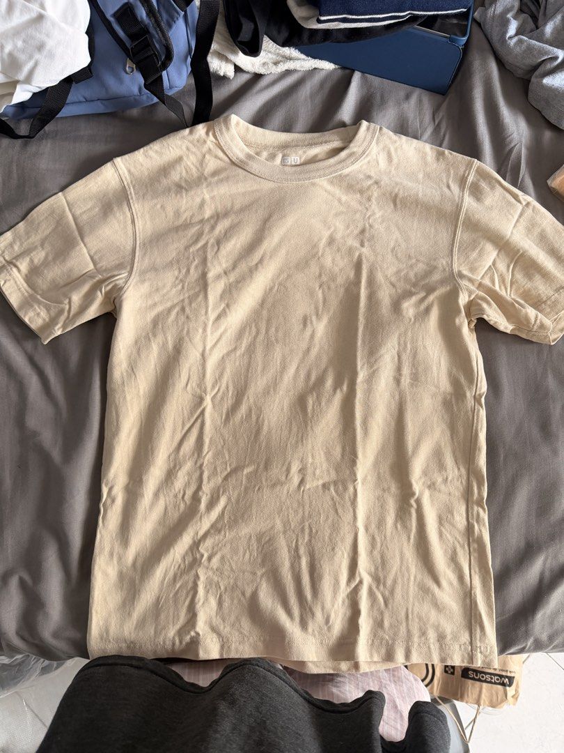 Uniqlo plain shirt (Category: Tshirts & Polo Shirts ) located in Manila. Submitted by ellede32655 (Listing ID 1459973571, Image 3). Description: Size small.