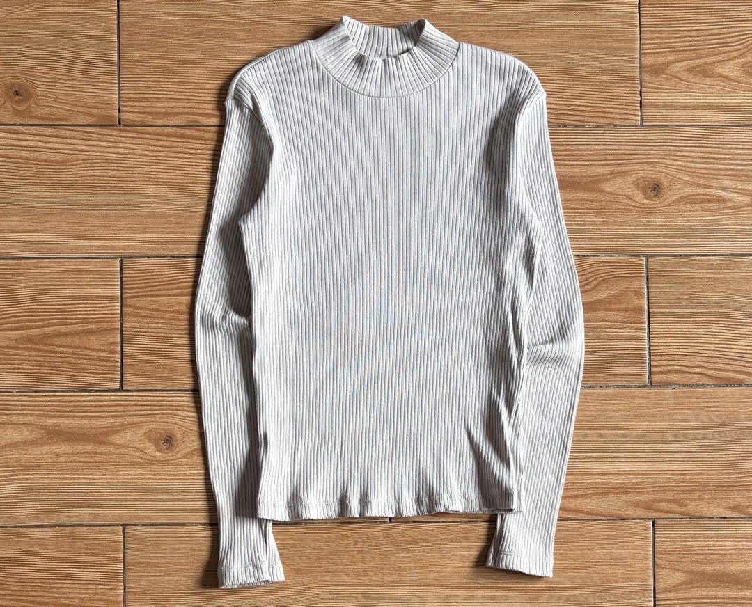 UNIQLO RIBBED SLIM FIT LONGSLEEVE (Category: Longsleeves) located in Makati City. Submitted by jnc__apparel (Listing ID 1460046708, Image 1). Description: 🏷️ UNIQLO RIBBED SLIM FIT LONGSLEEVE 📌 Dimes: 21.5L x 14.5W 📌 Size: Small on tag for womens 📌 Condition: 10/10 📌 Color rate: Like new 📌 Issue: None ✅ Washed and ready to wear .