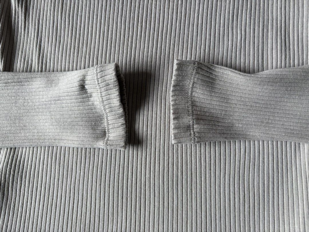 UNIQLO RIBBED SLIM FIT LONGSLEEVE (Category: Longsleeves) located in Makati City. Submitted by jnc__apparel (Listing ID 1460046708, Image 3). Description: 🏷️ UNIQLO RIBBED SLIM FIT LONGSLEEVE 📌 Dimes: 21.5L x 14.5W 📌 Size: Small on tag for womens 📌 Condition: 10/10 📌 Color rate: Like new 📌 Issue: None ✅ Washed and ready to wear .