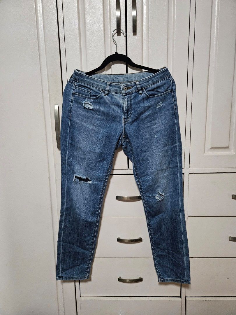 Uniqlo ripped jeans (Category: Jeans) located in Quezon City. Submitted by galecollection (Listing ID 1460020249, Image 1). Description: .