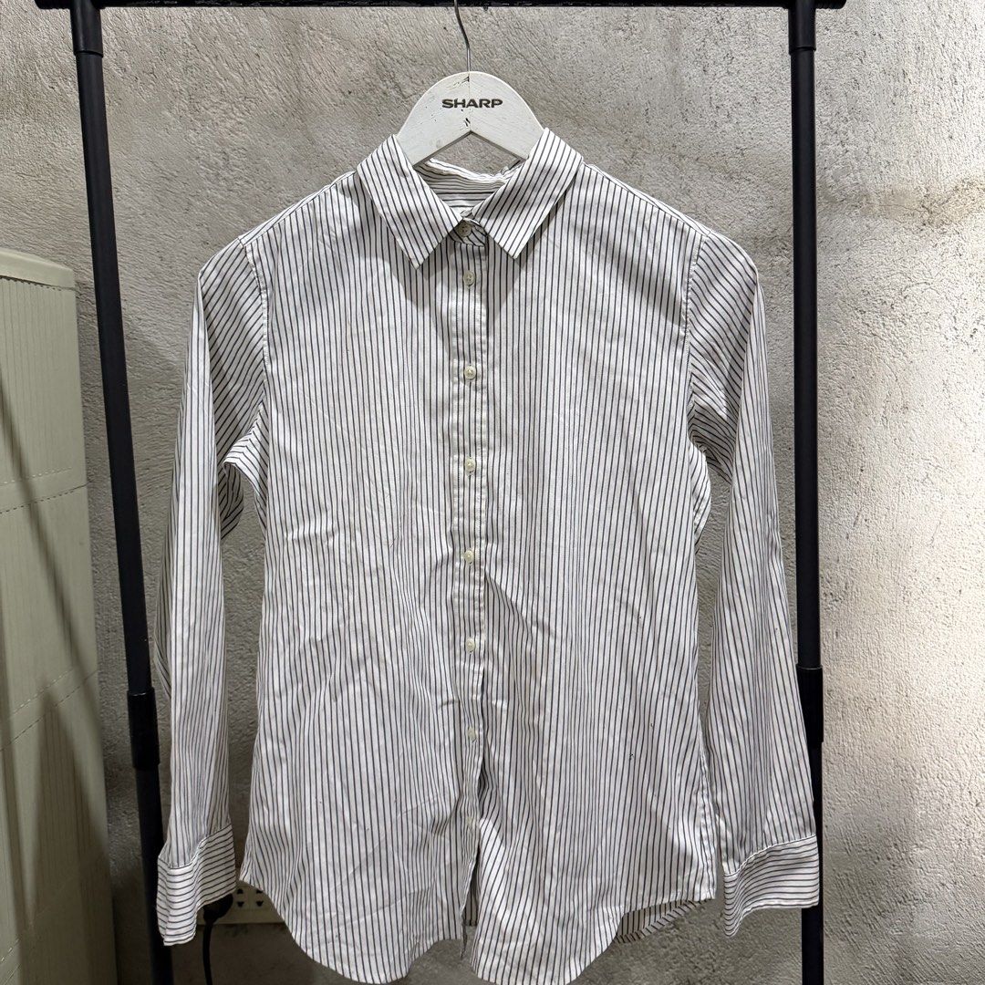 Uniqlo Striped Button-Up Shirt Size M (Category: Shirts) located in Minalabac. Submitted by ashleysusedclothingshop (Listing ID 1459937065, Image 1). Description: Uniqlo Long-Sleeved Shirt Classic Navy & White Pinstripe Pattern Button-up Front with Collar With washable stains.