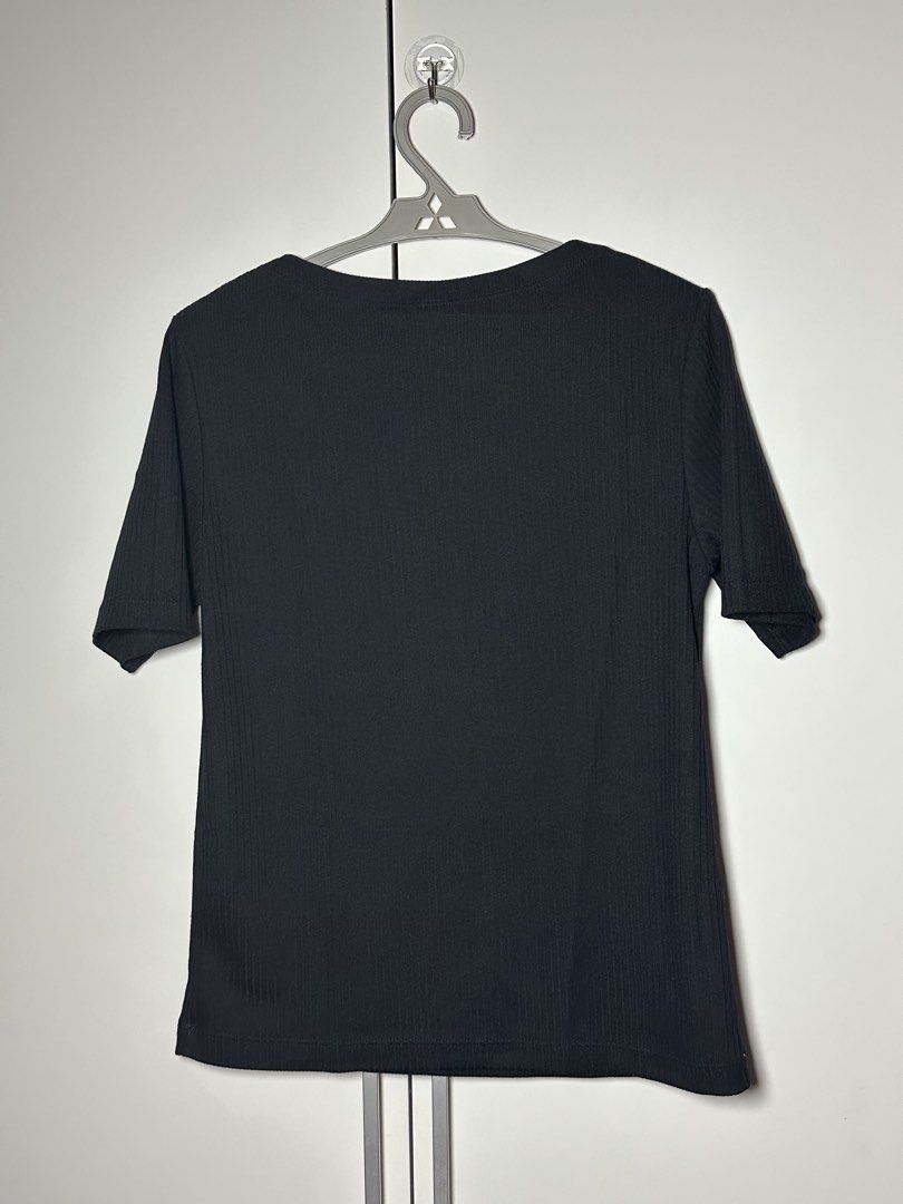 Uniqlo Top (Category: Others Tops) located in Porac. Submitted by poimd_ (Listing ID 1459942652, Image 2). Description: small.