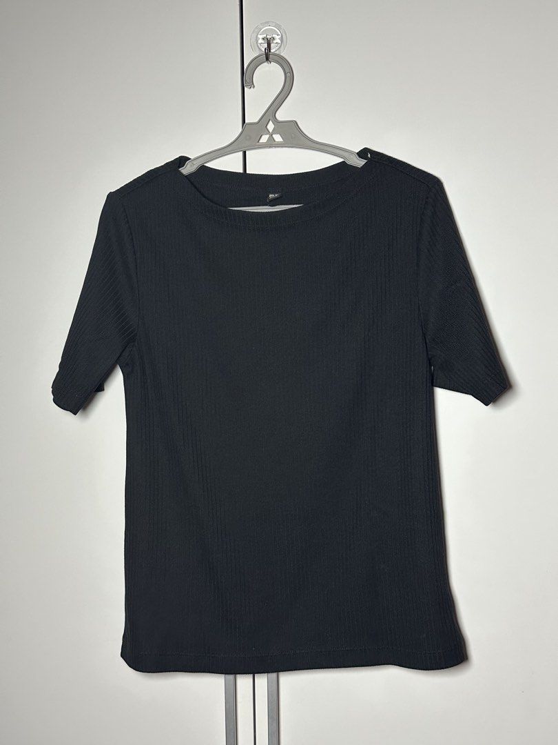 Uniqlo Top (Category: Others Tops) located in Porac. Submitted by poimd_ (Listing ID 1459942652, Image 1). Description: small.