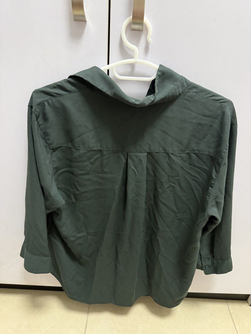 Uniqlo top dark green (Category: Blouses) located in Quezon City. Submitted by yaniekl (Listing ID 1460068474, Image 2). Description: .