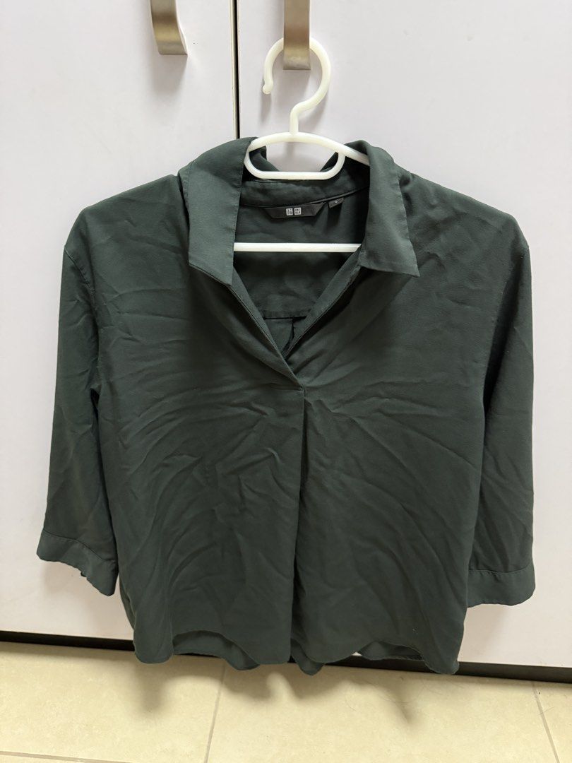 Uniqlo top dark green (Category: Blouses) located in Quezon City. Submitted by yaniekl (Listing ID 1460068474, Image 1). Description: .
