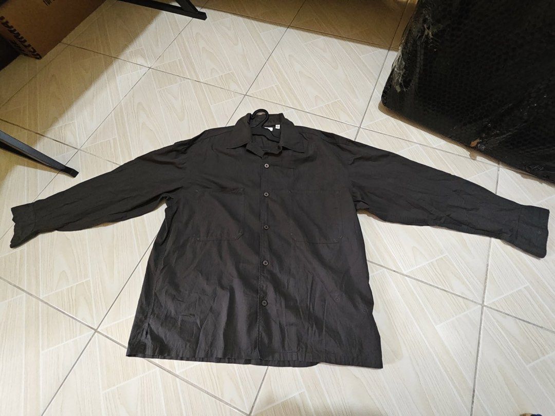 Uniqlo U Long Sleeve (Category: Tshirts & Polo Shirts ) located in Muntinlupa City. Submitted by staxrz_0 (Listing ID 1460081457, Image 1). Description: - Uniqlo U Long Sleeve Shirt - Color: Dark Grey - Style: Button-up front - Features: Two chest pockets - Size: S - Perfect for: Casual wear or layering.