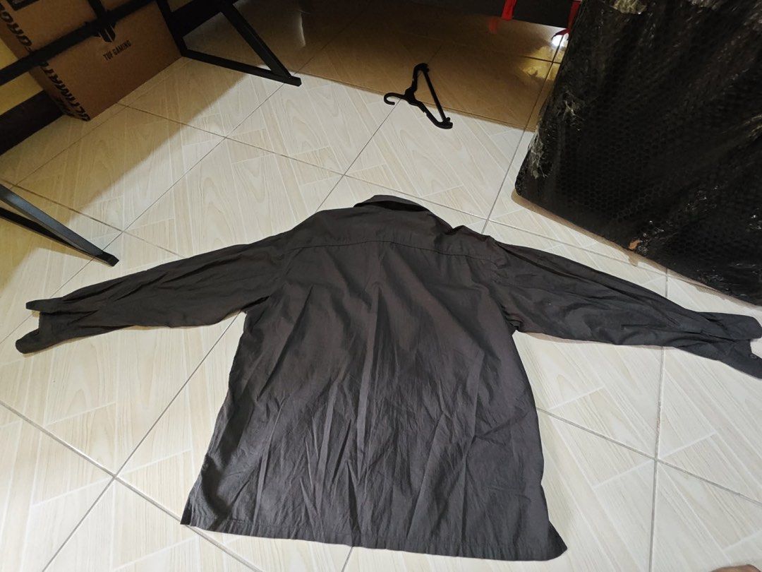 Uniqlo U Long Sleeve (Category: Tshirts & Polo Shirts ) located in Muntinlupa City. Submitted by staxrz_0 (Listing ID 1460081457, Image 3). Description: - Uniqlo U Long Sleeve Shirt - Color: Dark Grey - Style: Button-up front - Features: Two chest pockets - Size: S - Perfect for: Casual wear or layering.