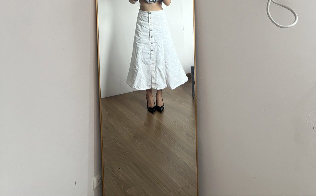 UNIQLO White Button-Front Maxi Skirt (Category: Skirts) located in Makati City. Submitted by warm.abc123 (Listing ID 1460030501, Image 2). Description: - UNIQLO White Midi Skirt - Button-front style - Flared hem - Sturdy cotton fabric - Perfect for casual or dressy occasions - Easy to pair with various tops and shoes - Comfortable for all-day wear.