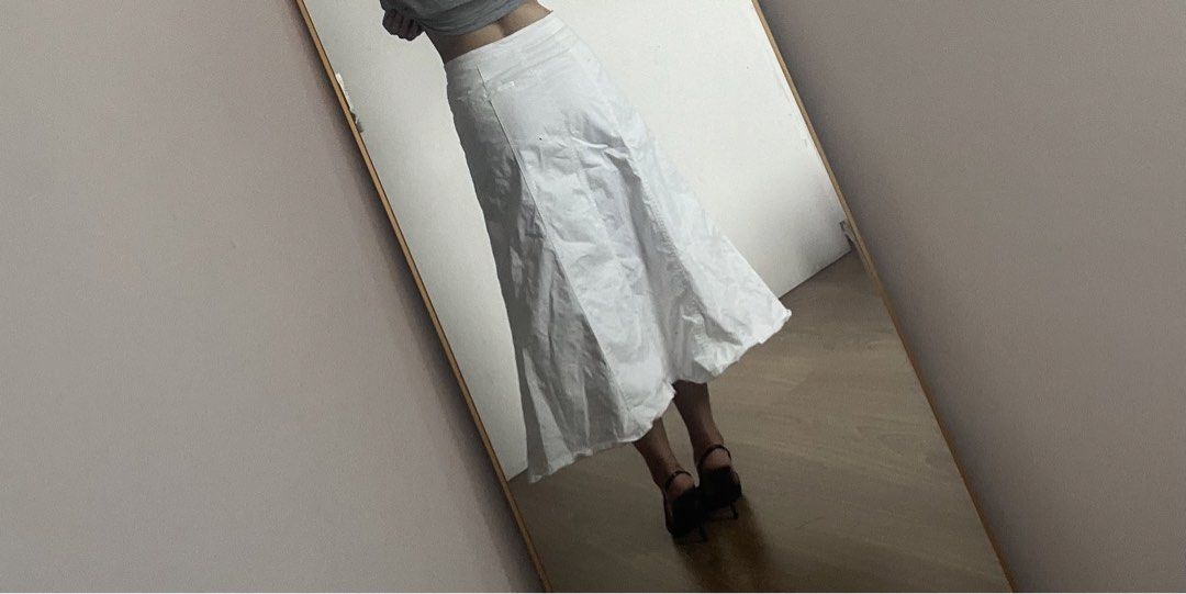 UNIQLO White Button-Front Maxi Skirt (Category: Skirts) located in Makati City. Submitted by warm.abc123 (Listing ID 1460030501, Image 3). Description: - UNIQLO White Midi Skirt - Button-front style - Flared hem - Sturdy cotton fabric - Perfect for casual or dressy occasions - Easy to pair with various tops and shoes - Comfortable for all-day wear.