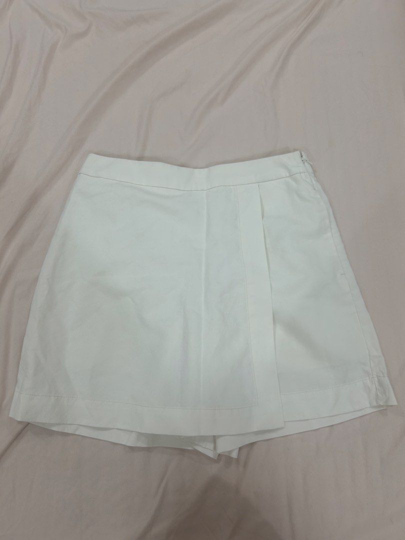 UNIQLO White Skort Size M (Category: Shorts) located in Meycauayan. Submitted by _christianneee (Listing ID 1460062657, Image 1). Description: - UNIQLO White Skort - Size: Medium (M) - Features: Elastic waistband, side zip closure, functional pockets - Material: Comfortable cotton and polyester blend - Style: Ideal for everyday casual wear - Delivery: From Pasig - RFS: Decluttering. Only used 1x.
