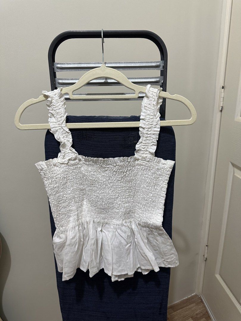 Uniqlo white top (Category: Sleeveless) located in Quezon City. Submitted by shopnenita (Listing ID 1459915931, Image 3). Description: Pefect fit for medium girlies.