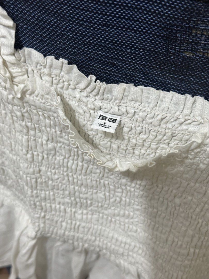 Uniqlo white top (Category: Sleeveless) located in Quezon City. Submitted by shopnenita (Listing ID 1459915931, Image 2). Description: Pefect fit for medium girlies.