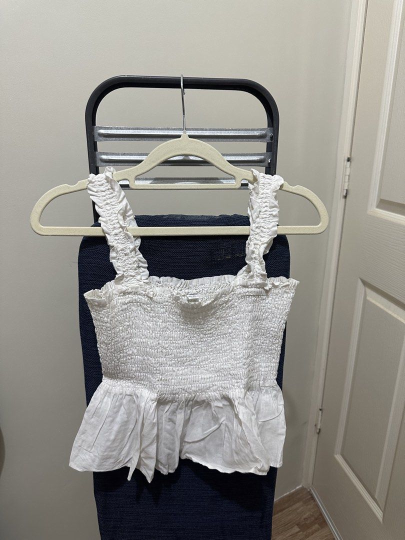 Uniqlo white top (Category: Sleeveless) located in Quezon City. Submitted by shopnenita (Listing ID 1459915931, Image 1). Description: Pefect fit for medium girlies.