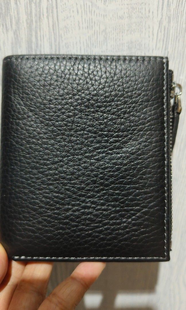 Unisex Wallet (Category: Wallets & Card holders) located in Manila. Submitted by eliana_marie (Listing ID 1459928464, Image 2). Description: Original Seiko leather wallet unisex, haven't used really. Only tried to put many coins and a bit bulky for me. RFS: got new wallet Orig price: 999 (sale).