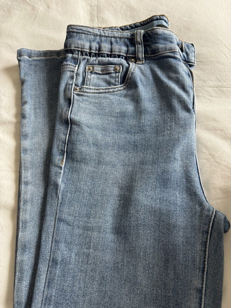 Urban Revivo-Flare Jeans (Category: Jeans) located in Paranaque City. Submitted by obikylo (Listing ID 1459956384, Image 2). Description: - Light wash denim - Flare leg style - Split hem detail - Comfortable for daily wear.