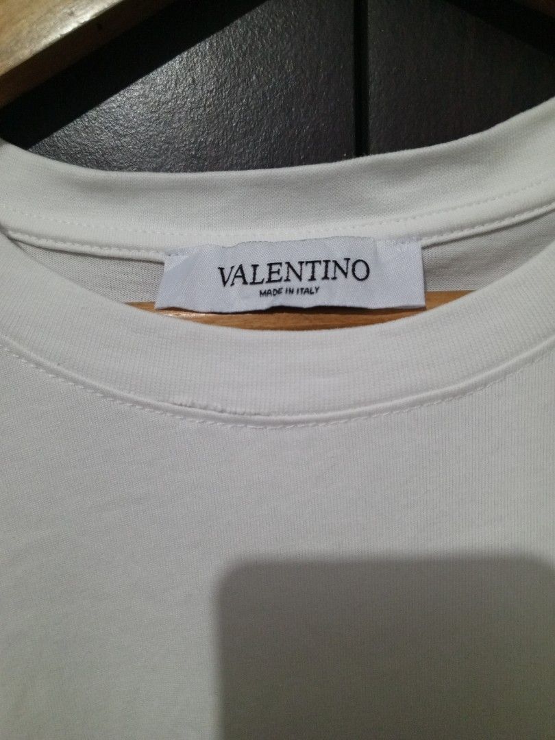 Valentino white blouse (Category: Blouses) located in Santa Maria. Submitted by paulo-garcia21 (Listing ID 1460036976, Image 2). Description: 19 by 25.5 medium fittings excellent condition no issue.