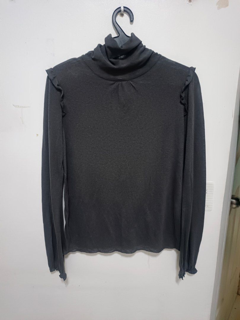 VALESSA BRUNO (Category: Longsleeves) located in Dasmarinas. Submitted by jessputrages (Listing ID 1460082831, Image 1). Description: For sale Valessa Bruno Excellent condition No issue 400 shipped Pm for more details.