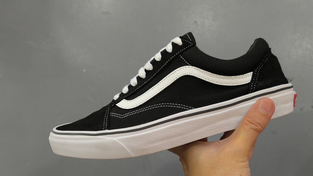 Vans Old Skool, Size - 9.5 Mens (Category: Sneakers) located in Manila. Submitted by paul.c29cruz (Listing ID 1459986338, Image 1). Description: - Classic Vans Old Skool - Black suede and canvas upper - Iconic white side stripe - White laces and sole - Essential for streetwear - Great for daily wear - Versatile with any outfit Classic Vans Old Skool, 100% Original! Saglit lang nagamit, Good condition. Galing US! Kapag bibilin nyo sa mall yan, mga