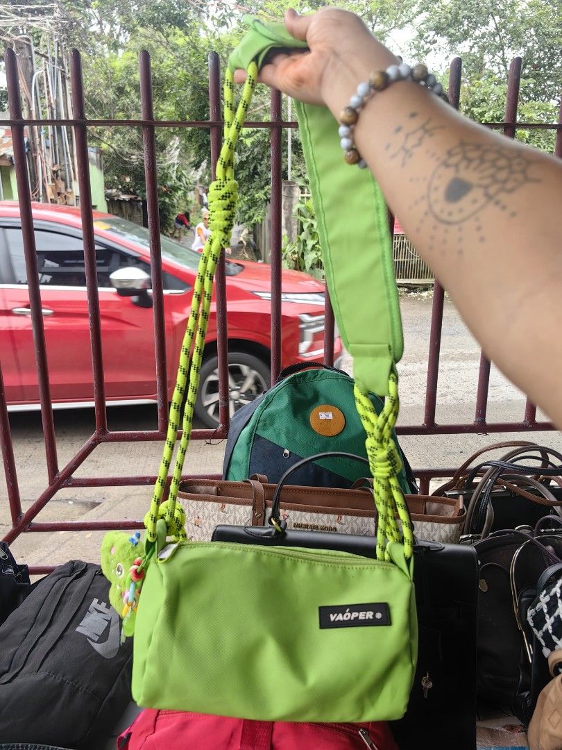 Vaoper cross body bag unisex (Category: Cross-body Bags) located in Calamba. Submitted by princesspauliney. (Listing ID 1459968509, Image 1). Description: Need wash naka display sa pwesto Shoppee check out.