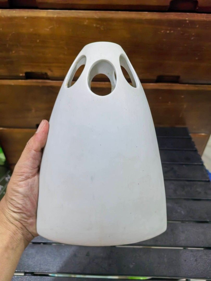 Vase - Modern White Ceramic Vase (Category: Vases & Decorative Bowls) located in Cebu City. Submitted by dudes_villanueva (Listing ID 1459936597, Image 2). Description: Vase - Modern White Ceramic Vase 📌 May Konting mga light stains per natatanggal naman. Height : 8.5 in Length : 6 in.