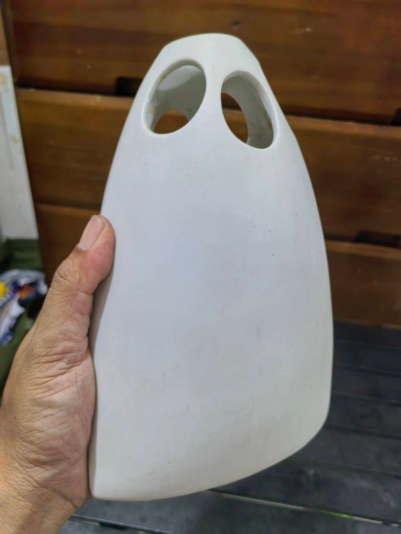 Vase - Modern White Ceramic Vase (Category: Vases & Decorative Bowls) located in Cebu City. Submitted by dudes_villanueva (Listing ID 1459936597, Image 3). Description: Vase - Modern White Ceramic Vase 📌 May Konting mga light stains per natatanggal naman. Height : 8.5 in Length : 6 in.