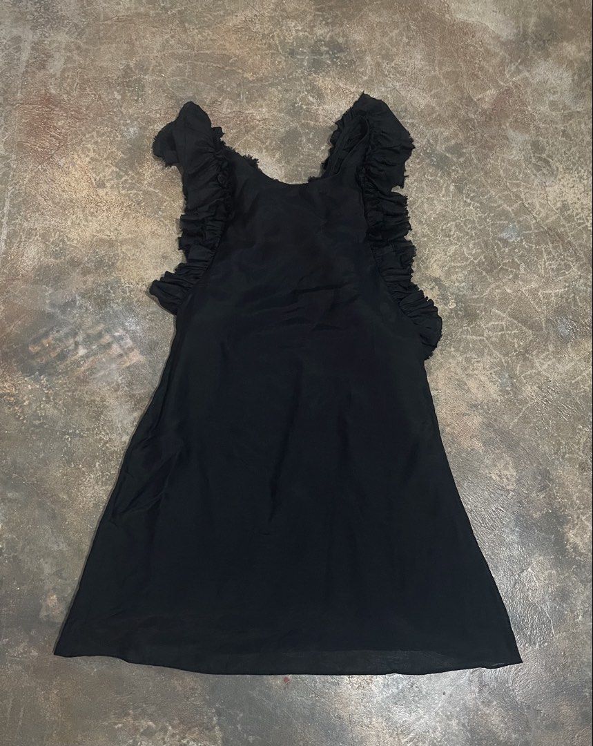 Vera Wang top (Category: Blouses) located in Davao. Submitted by mj_designervintagecurator (Listing ID 1459931821, Image 2). Description: 📌In good condition 📌bust 34- -armhole 30- length 32 inches.