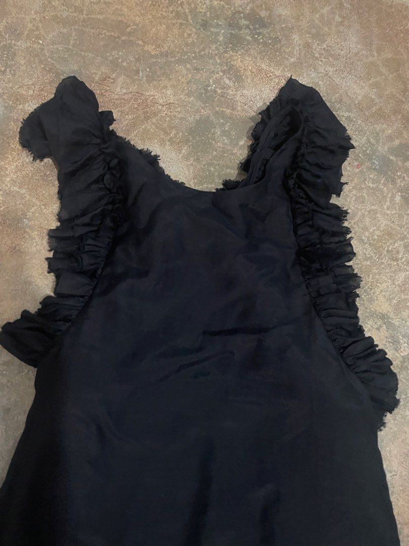 Vera Wang top (Category: Blouses) located in Davao. Submitted by mj_designervintagecurator (Listing ID 1459931821, Image 3). Description: 📌In good condition 📌bust 34- -armhole 30- length 32 inches.