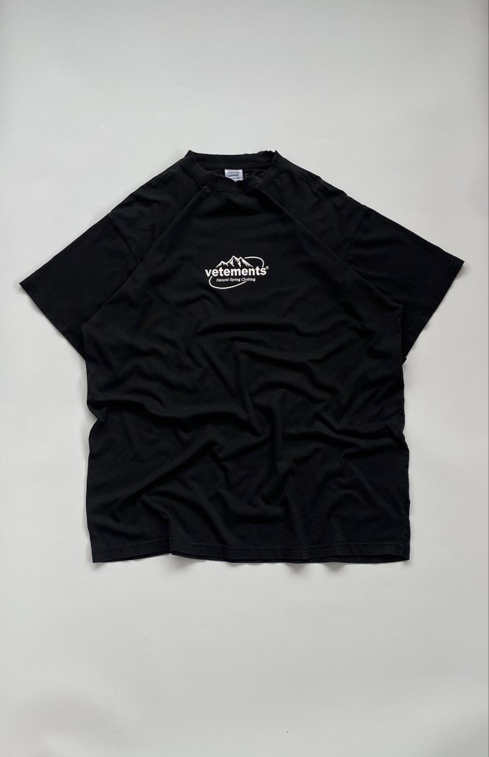 Vetements spring water logo tee (Category: Tshirts & Polo Shirts ) located in General Mariano Alvarez. Submitted by savenlester (Listing ID 1460001184, Image 1). Description: Vetements spring water logo tee ◾W - 25 ◾L - 32 ◾Good condition ◾Color rate 9/10 ◾No issue .