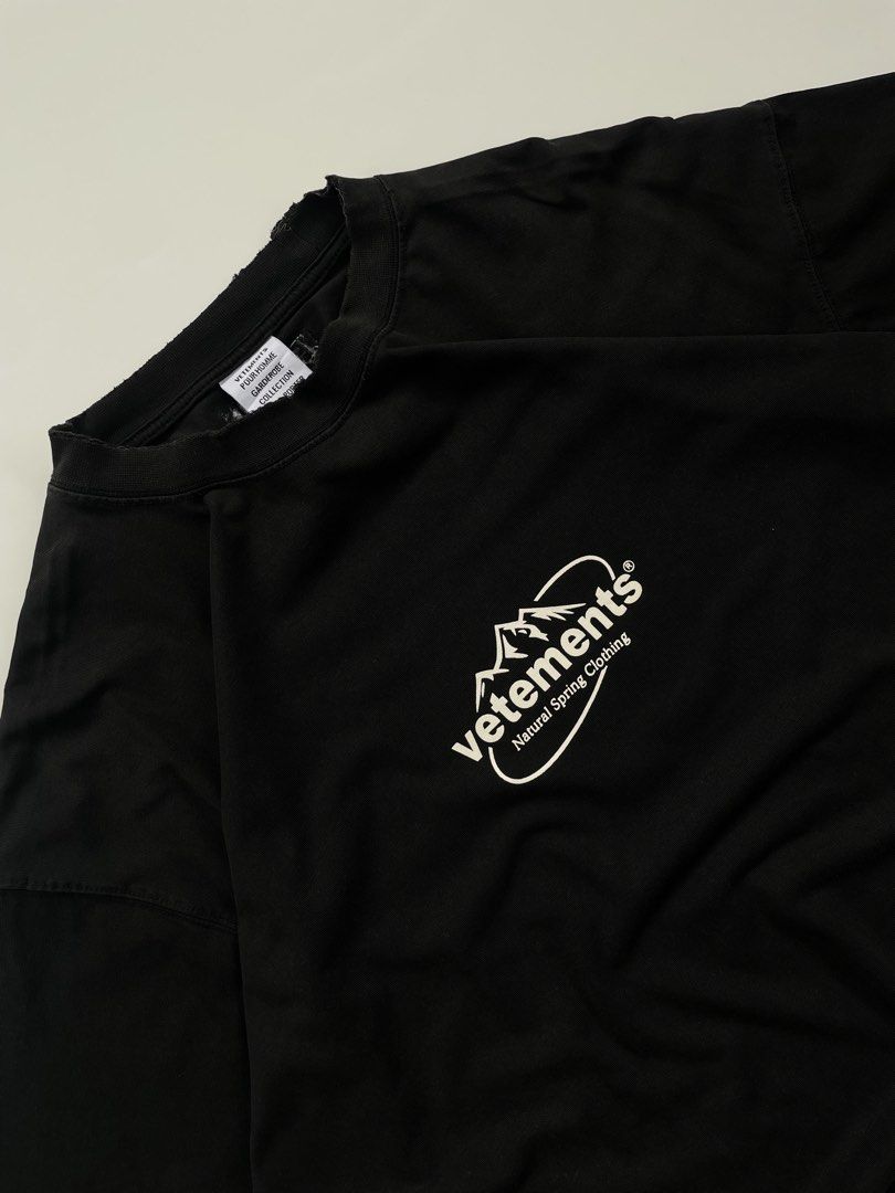 Vetements spring water logo tee (Category: Tshirts & Polo Shirts ) located in General Mariano Alvarez. Submitted by savenlester (Listing ID 1460001184, Image 2). Description: Vetements spring water logo tee ◾W - 25 ◾L - 32 ◾Good condition ◾Color rate 9/10 ◾No issue .