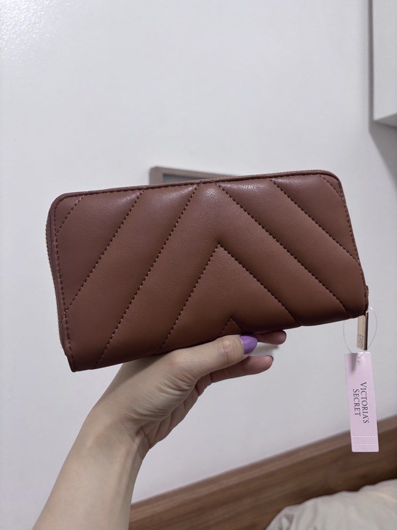 Victoria Secret Long Wallet (Category: Wallets & Card holders) located in Quezon City. Submitted by loverosvir (Listing ID 1460056534, Image 2). Description: 💯original.