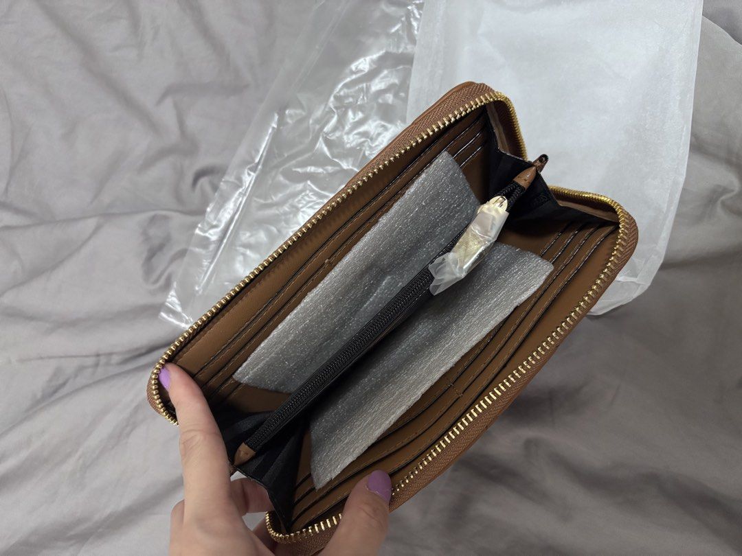 Victoria Secret Long Wallet (Category: Wallets & Card holders) located in Quezon City. Submitted by loverosvir (Listing ID 1460056534, Image 3). Description: 💯original.