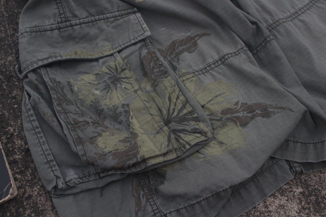 Vintage 2000's Old Navy 6 Pockets Cargo Shorts (Category: Shorts) located in Naga. Submitted by kurtsoweak042005 (Listing ID 1460019702, Image 2). Description: Vintage 2000's Old Navy 6 Pockets Cargo Shorts Dimes Waist 38 L 23 Hem 12 In Excellent Condition Color Rate: 9/10 Issue: Paint Stains and a Pinhole.