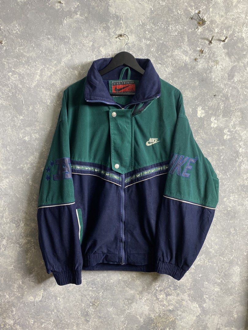 Vintage 90s Nike Boot (Category: Coats, Jackets and Outerwear) located in Pasig City. Submitted by lumangkamisa (Listing ID 1459996699, Image 1). Description: Fits Large-XL Flaw - missing puller zipper sa nape area.
