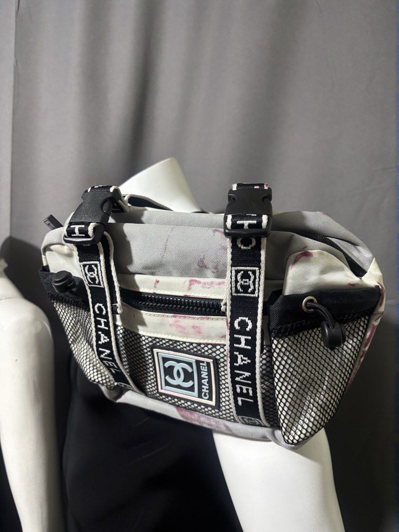 Vintage Chanel Belt Bag (Category: Belt bags, Clutches and Pouches) located in Baguio. Submitted by thecollector2600 (Listing ID 1460023677, Image 1). Description: Has lipstick stains .