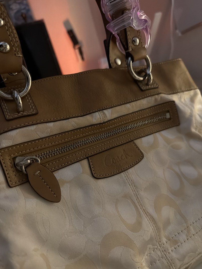 Vintage coach (Category: Shoulder Bags) located in Opol. Submitted by kristythebee (Listing ID 1459979882, Image 2). Description: Dm for pics in good condition .
