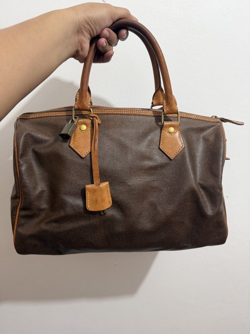 Vintage Etro Boston (Category: Shoulder Bags) located in Caloocan City. Submitted by autorjoymarie24 (Listing ID 1460051303, Image 2). Description: ✨ FOR SALE ✨ 👜 Classy Vintage Leather Bag 🤎 Perfect for everyday use, office, travel, or your next OOTD! ✨ Elegant vintage look ✨ Spacious & stylish ✨ Genuine leather feel ✨ Timeless brown & tan combination.