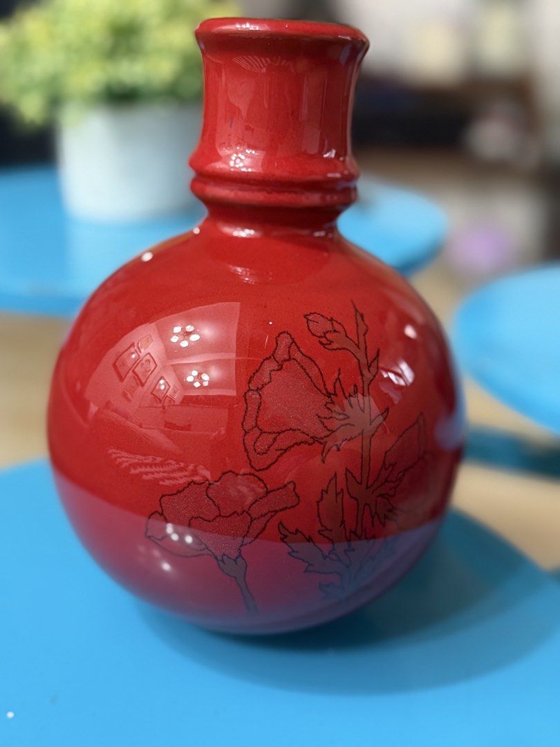 Vintage Italian Ceramic Vase (Category: Vases & Decorative Bowls) located in Mandaluyong City. Submitted by ardzensthrift (Listing ID 1459956689, Image 2). Description: This is a vintage Ernestine Salerno globular ceramic vase, handcrafted in Italy during the mid-20th century (circa 1950s–1960s)..