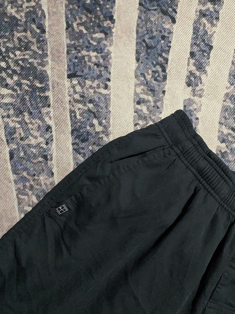 Vintage nike short ( authentic ) (Category: Activewear) located in Goa. Submitted by _rawgallery (Listing ID 1459992283, Image 3). Description: size on tag : l waist : 26 (stretchy) length : 18.5 leg open : 13.