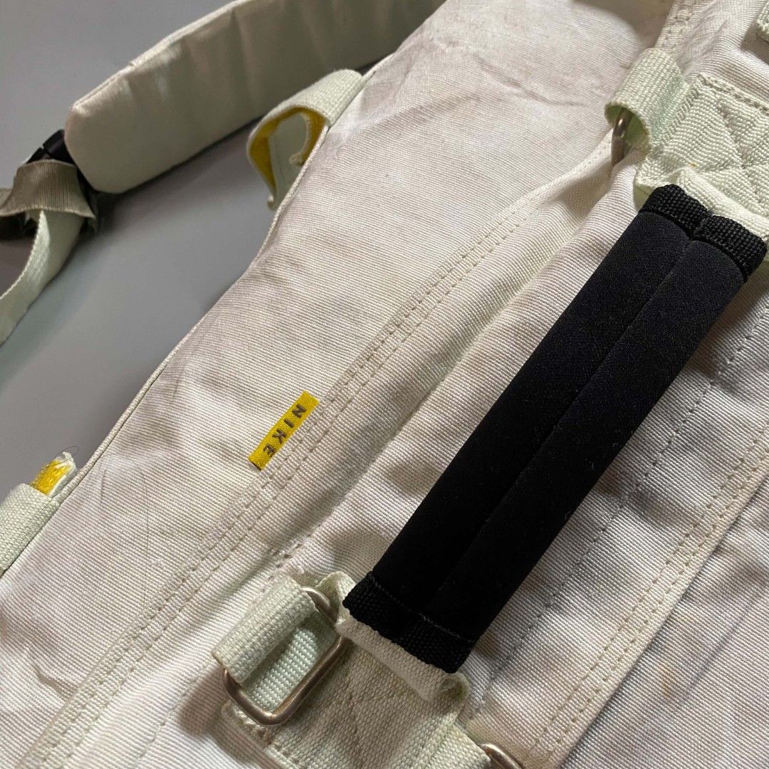 Vintage nike sling bag (Category: Backpacks) located in Isulan. Submitted by thriftniren (Listing ID 1460026002, Image 2). Description: .
