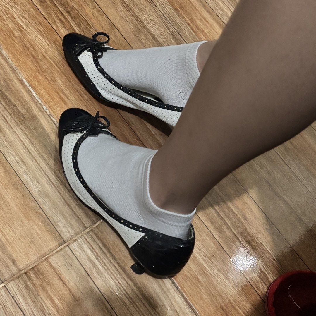 Vintage Style Black & White Kitten Heel Pump (Category: Heels) located in Pasig City. Submitted by leandoer96 (Listing ID 1459991505, Image 2). Description: Size: 23.5cm Condition: 8/10.